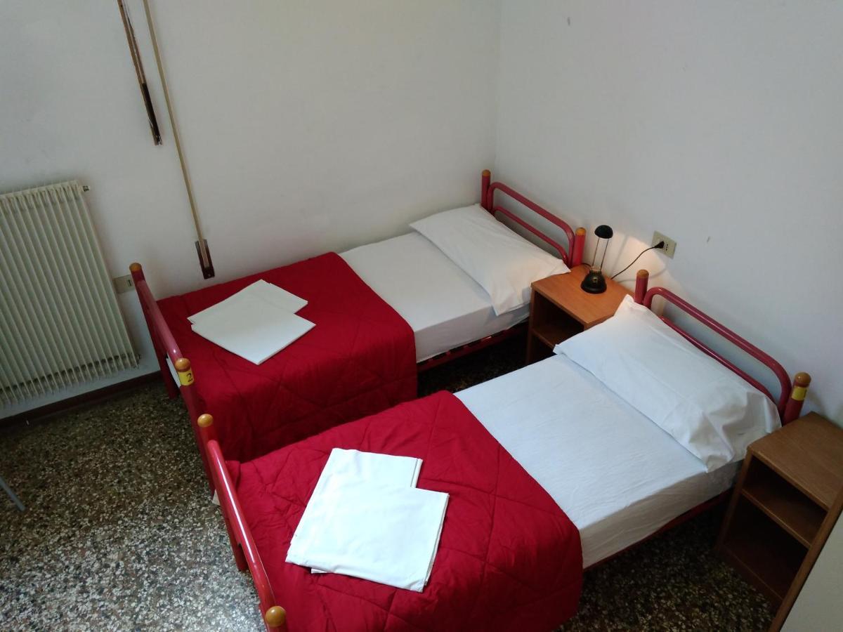 Tweepersoonskamer met 2 Aparte Bedden en Gedeelde Badkamer