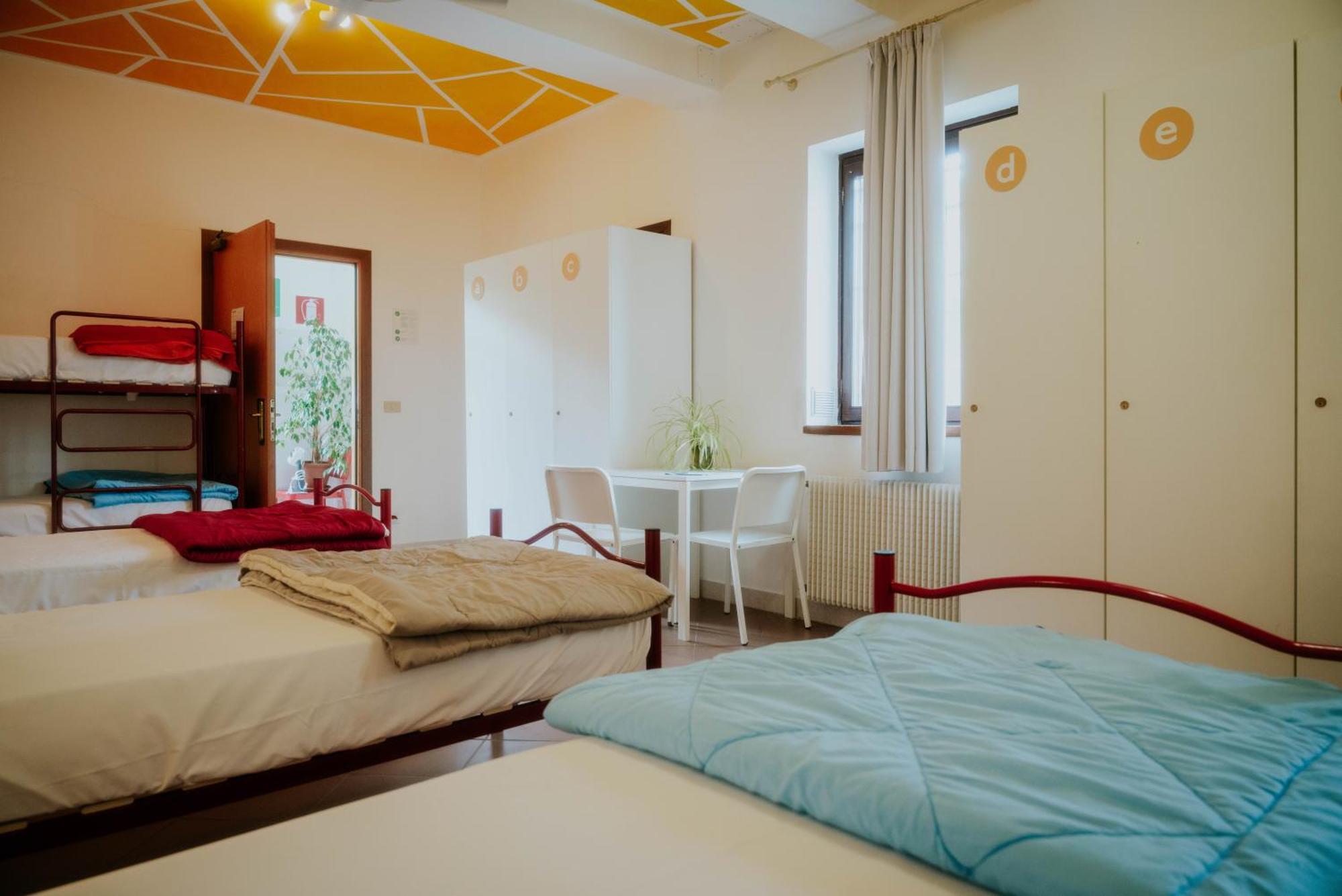 Bed op een Gemengde Slaapzaal met 7 Bedden