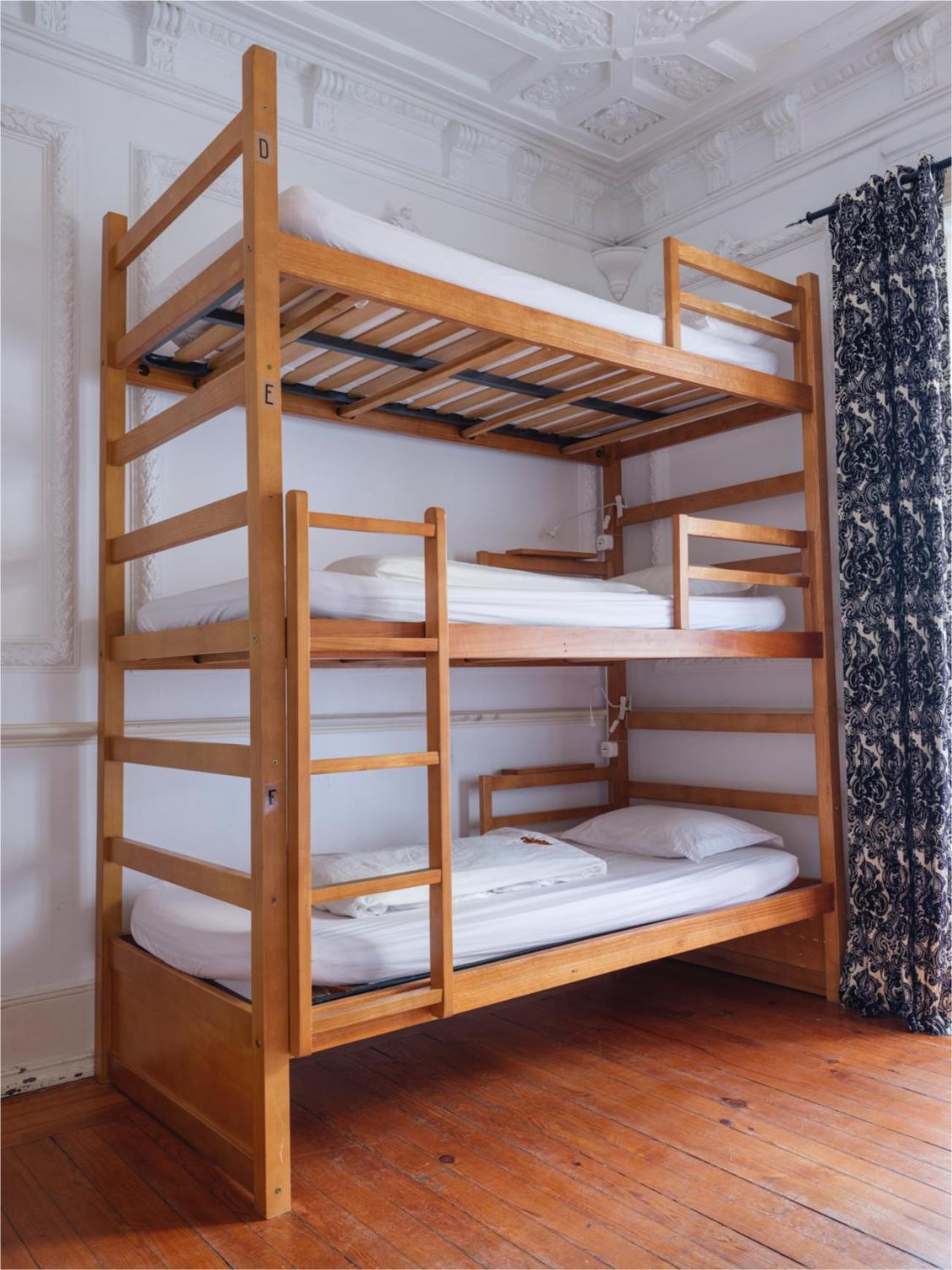 Cama Individual num Dormitório.