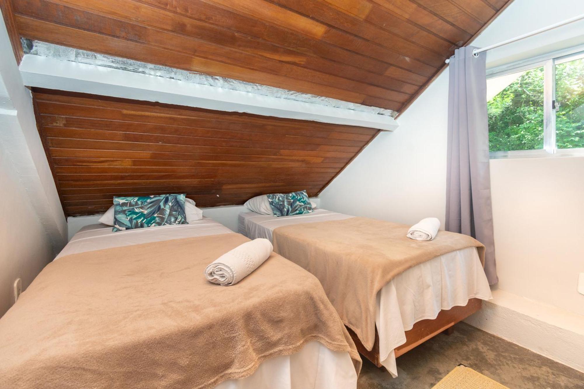 Quarto Standard com 2 Camas de Solteiro e Banheiro Compartilhado