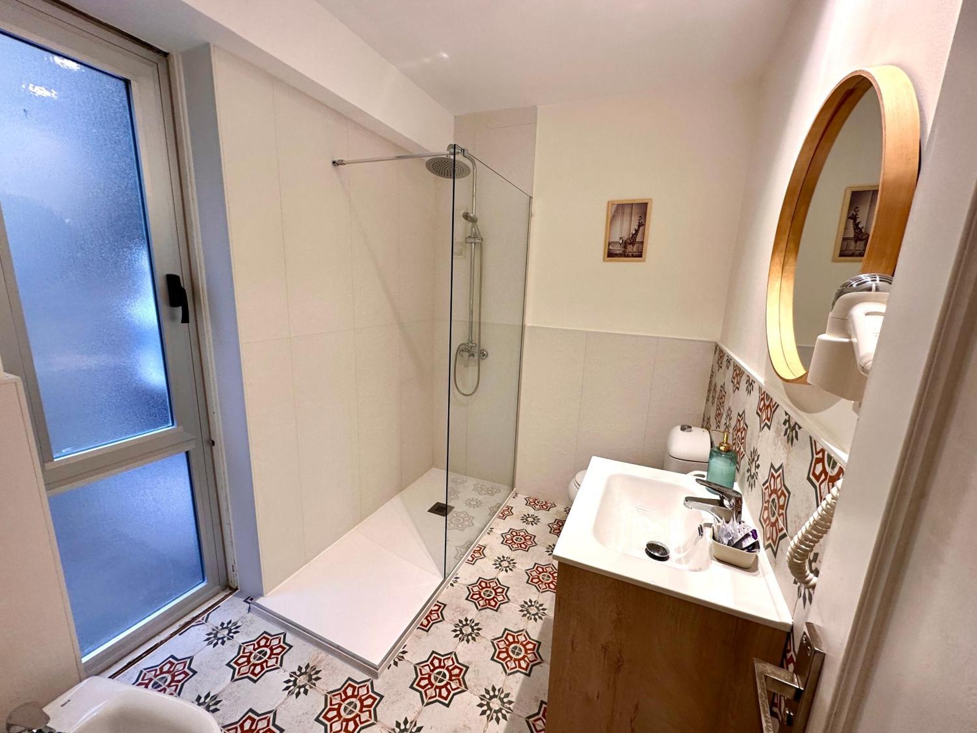 Chambre Lits Jumeaux avec Salle de Bains Privative