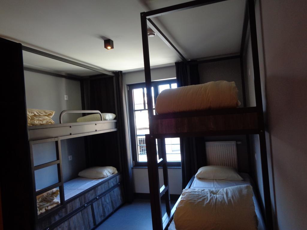 Posto Letto in Dormitorio Misto con 4 Letti