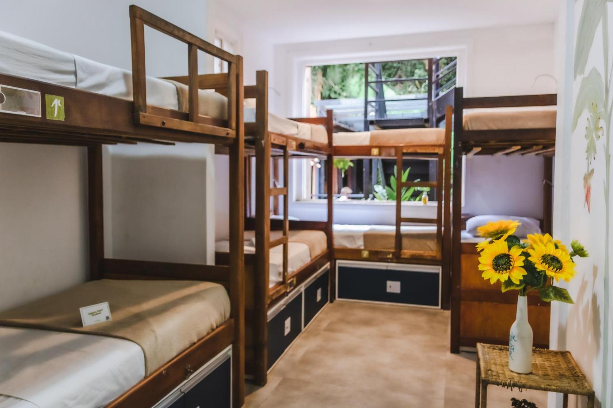Cama de Solteiro em Dormitório Misto (8 Adultos)