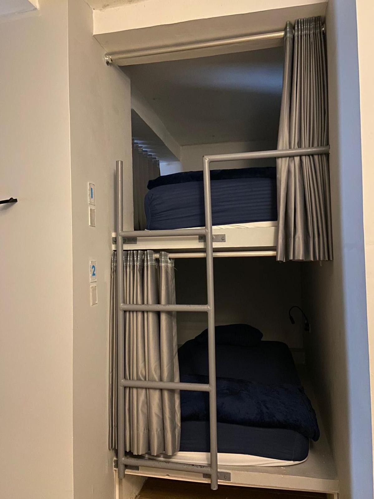 Cama em Dormitório Misto com 10 Camas