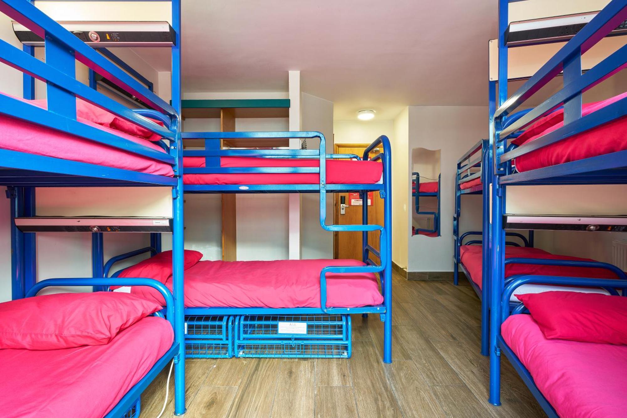 1 Bett im Schlafsaal für Frauen mit 8 Betten und eigenem Bad