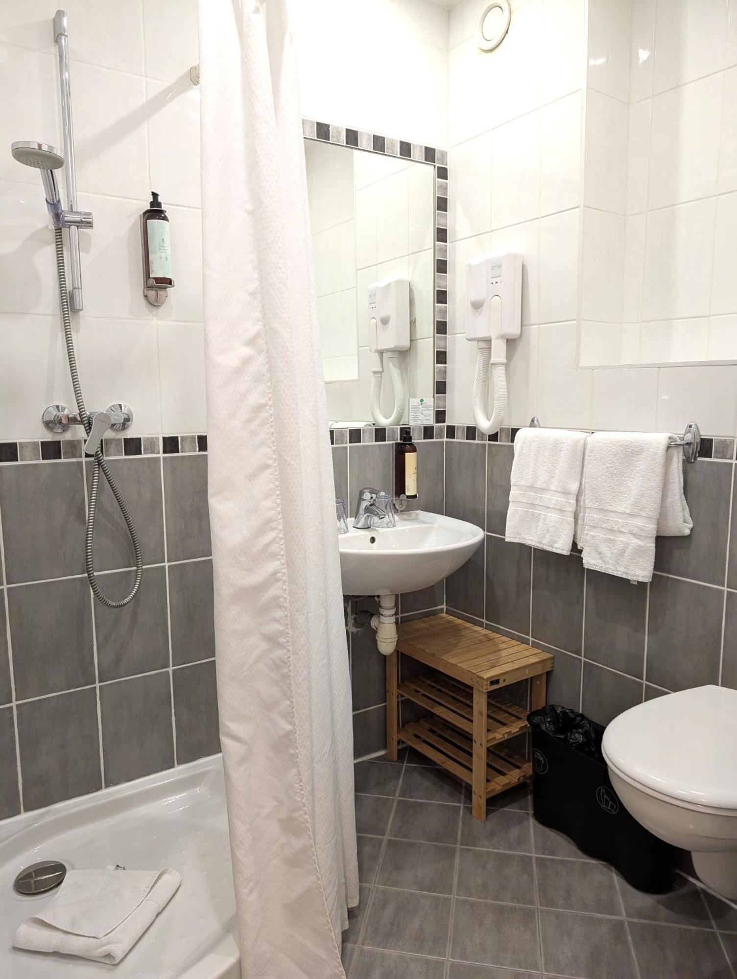 Twin Room,1742596028:JPEG