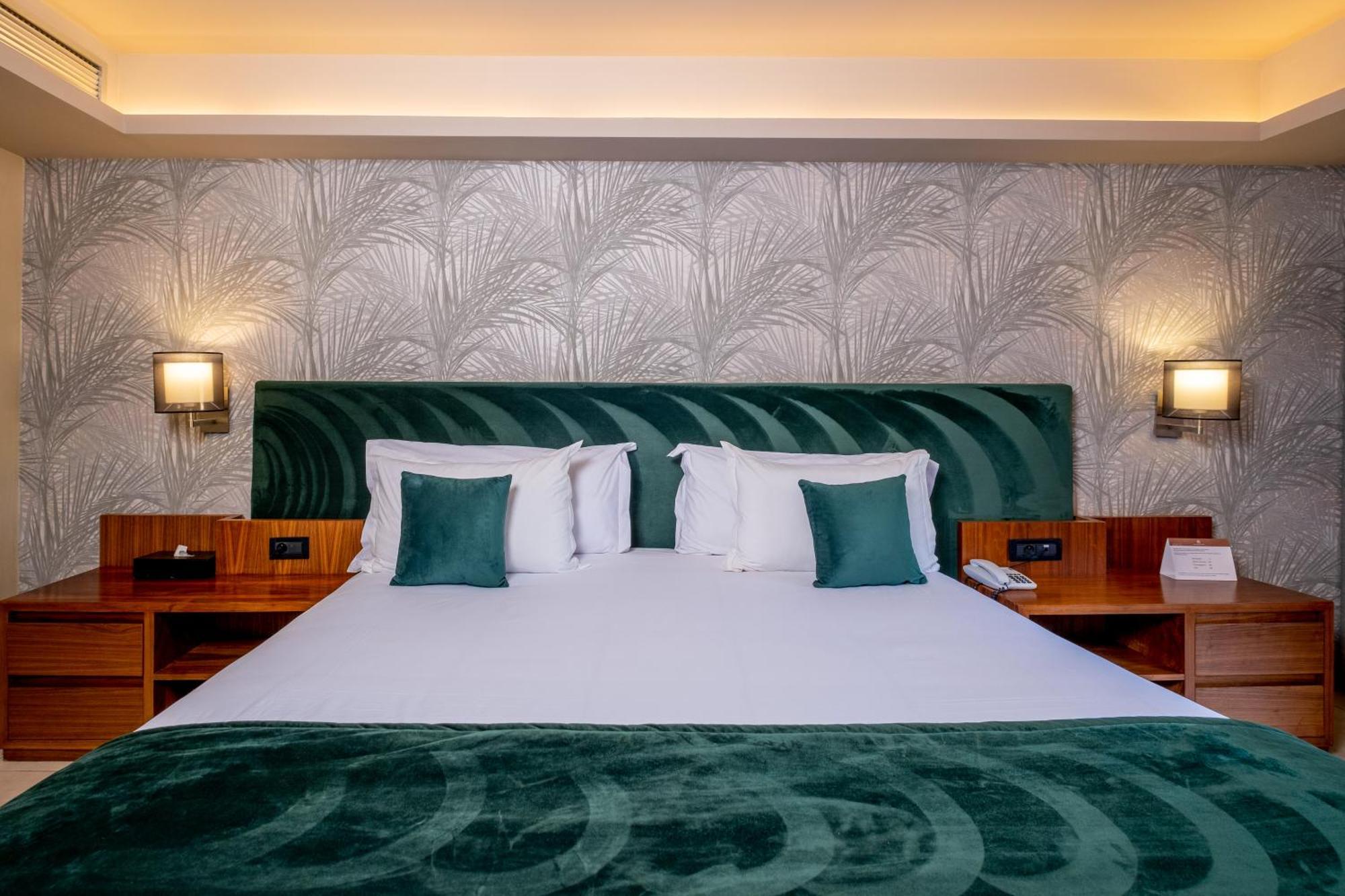 Deluxe Room, Double Bed, Garden View