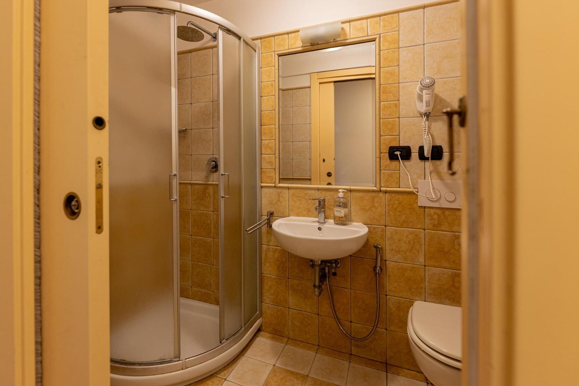 Single Bed in 6-Bed Mixed Dormitory Room