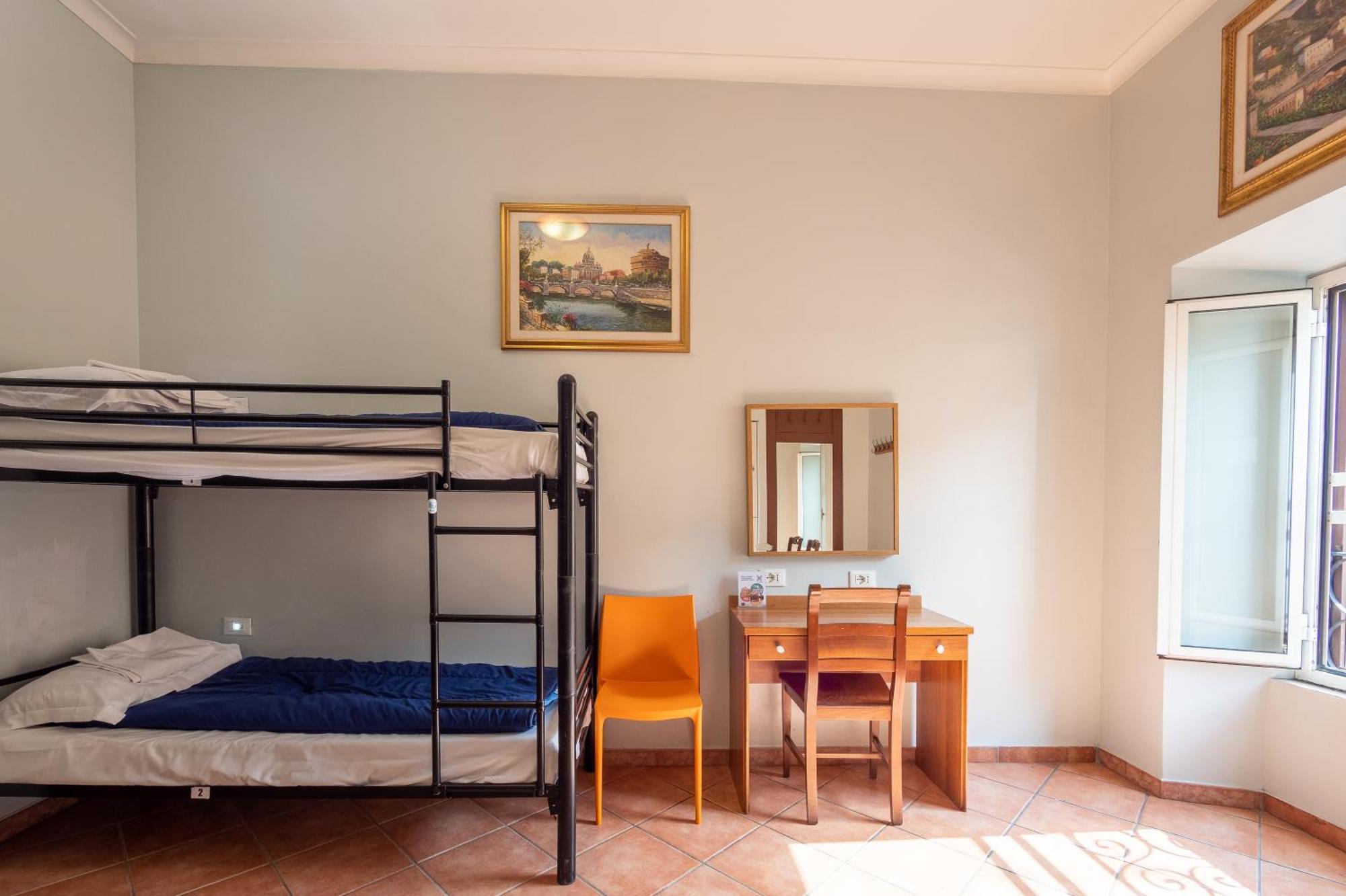 Lit dans Dortoir Mixte de 4 Lits avec Salle de Bains Privative
