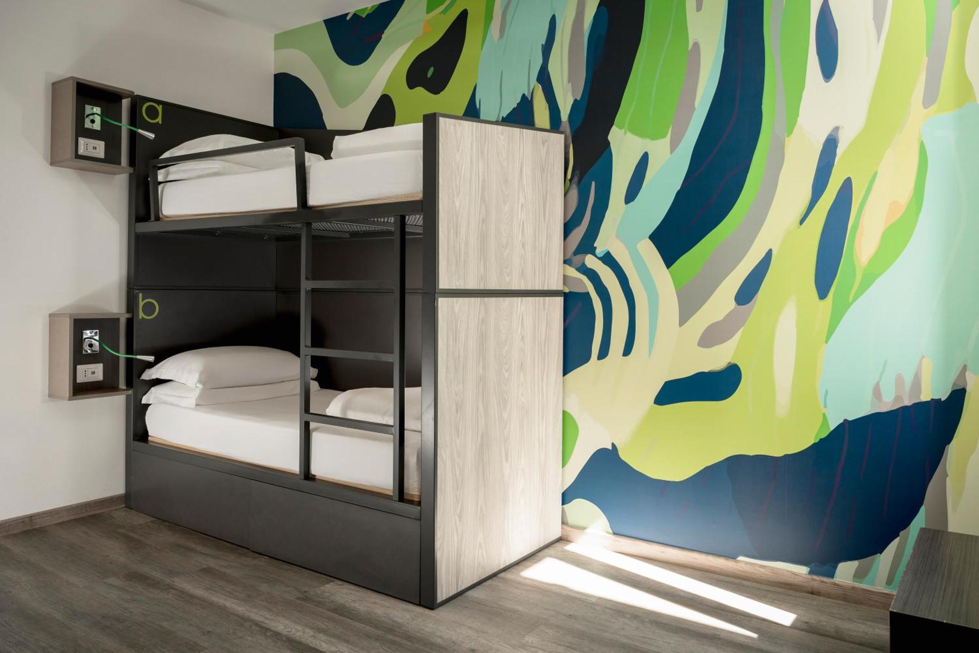 Quarto com 2 Camas de Solteiro em Beliche e Banheiro Privativo