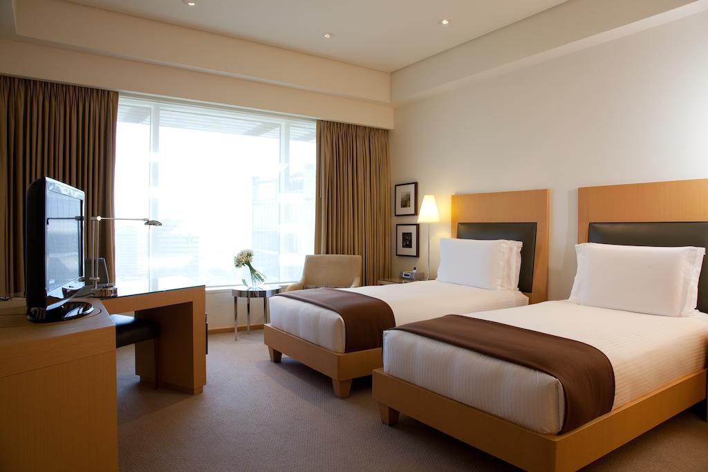 Quarto com 2 Camas de Solteiro e Vista da Ponte