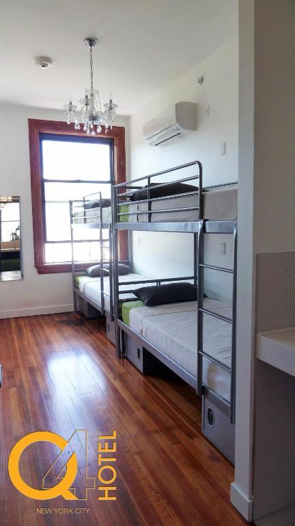Eenpersoonsbed in een Vrouwenslaapzaal met 4 Bedden