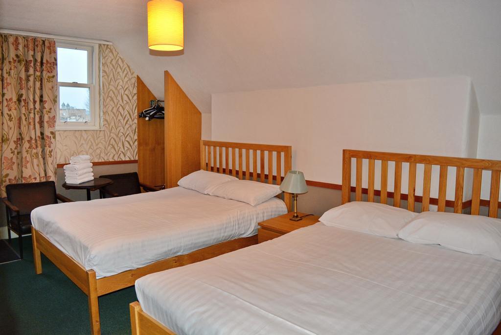 Vierpersoonskamer met Gemeenschappelijke Badkamer
