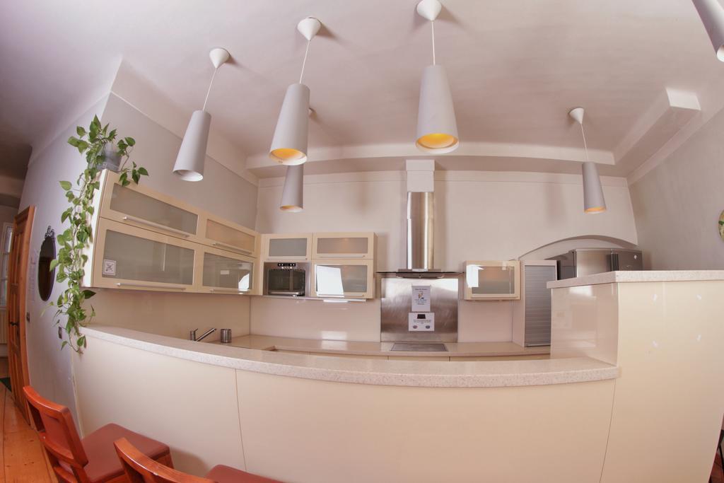 Deze driepersoonskamer heeft een gedeelde badkamer.