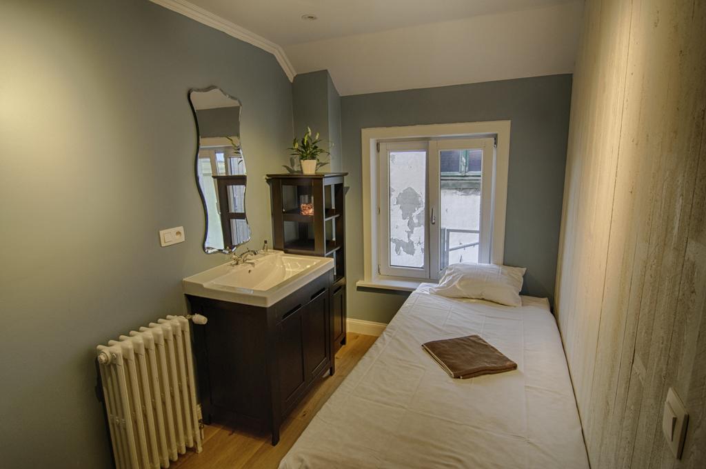 Single Room with Shared Bathroom,757548637:JPEG
