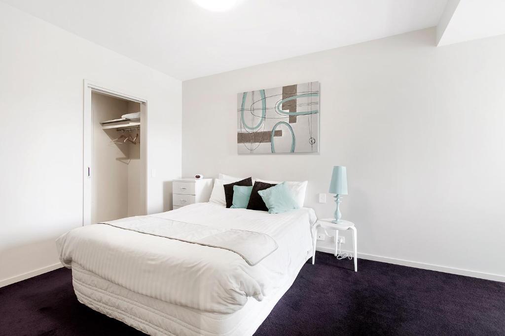 NewQuay Two-Bedroom, Two-Bathroom Apartment with Marina View