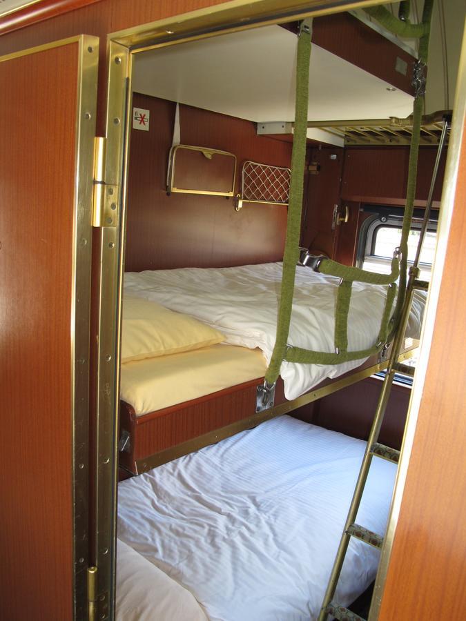 Single Bed in Compartment (6 Adults)