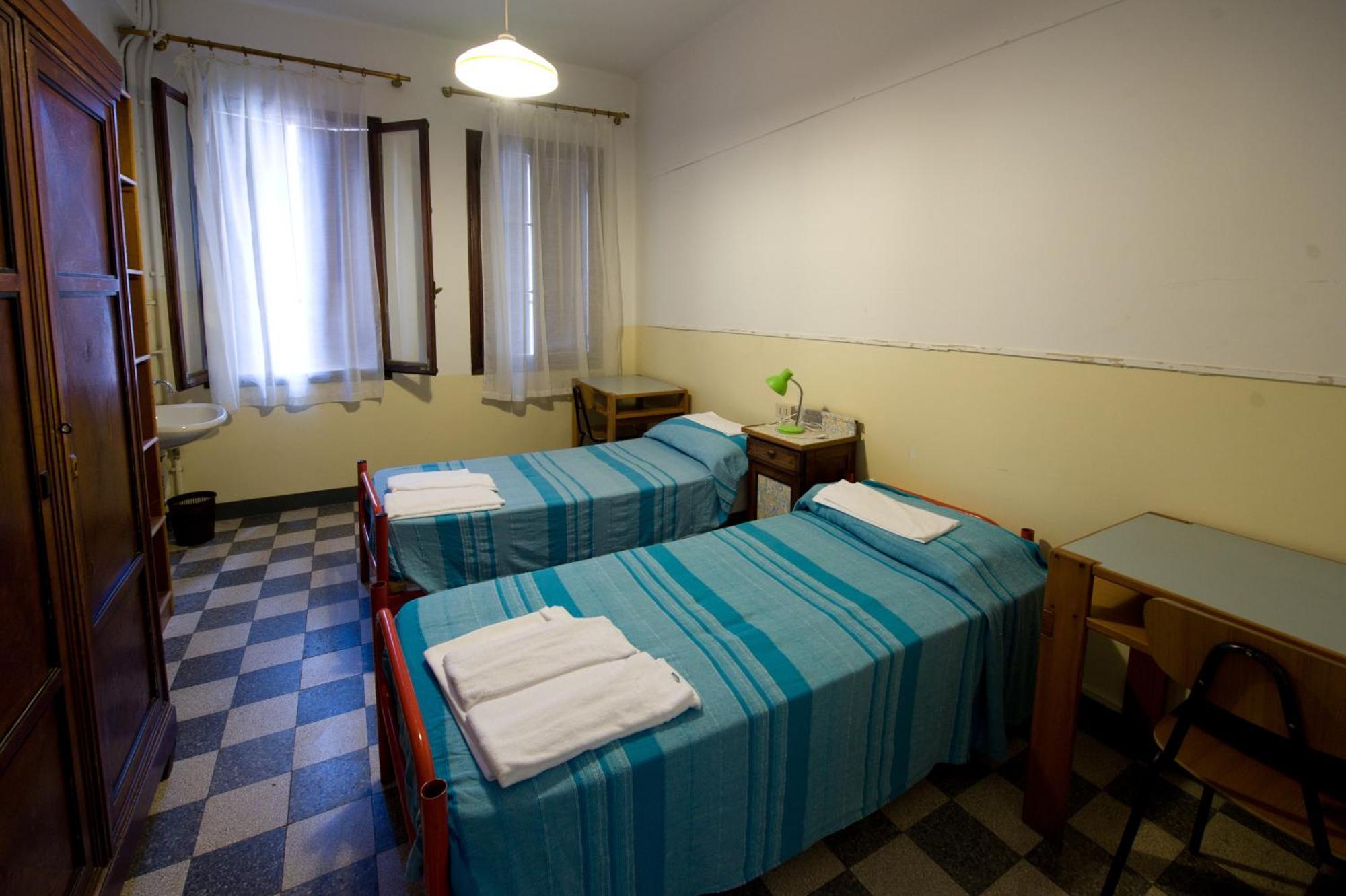 Standaard Tweepersoonskamer met 2 Aparte Bedden, Gedeelde Badkamer en Airconditioning