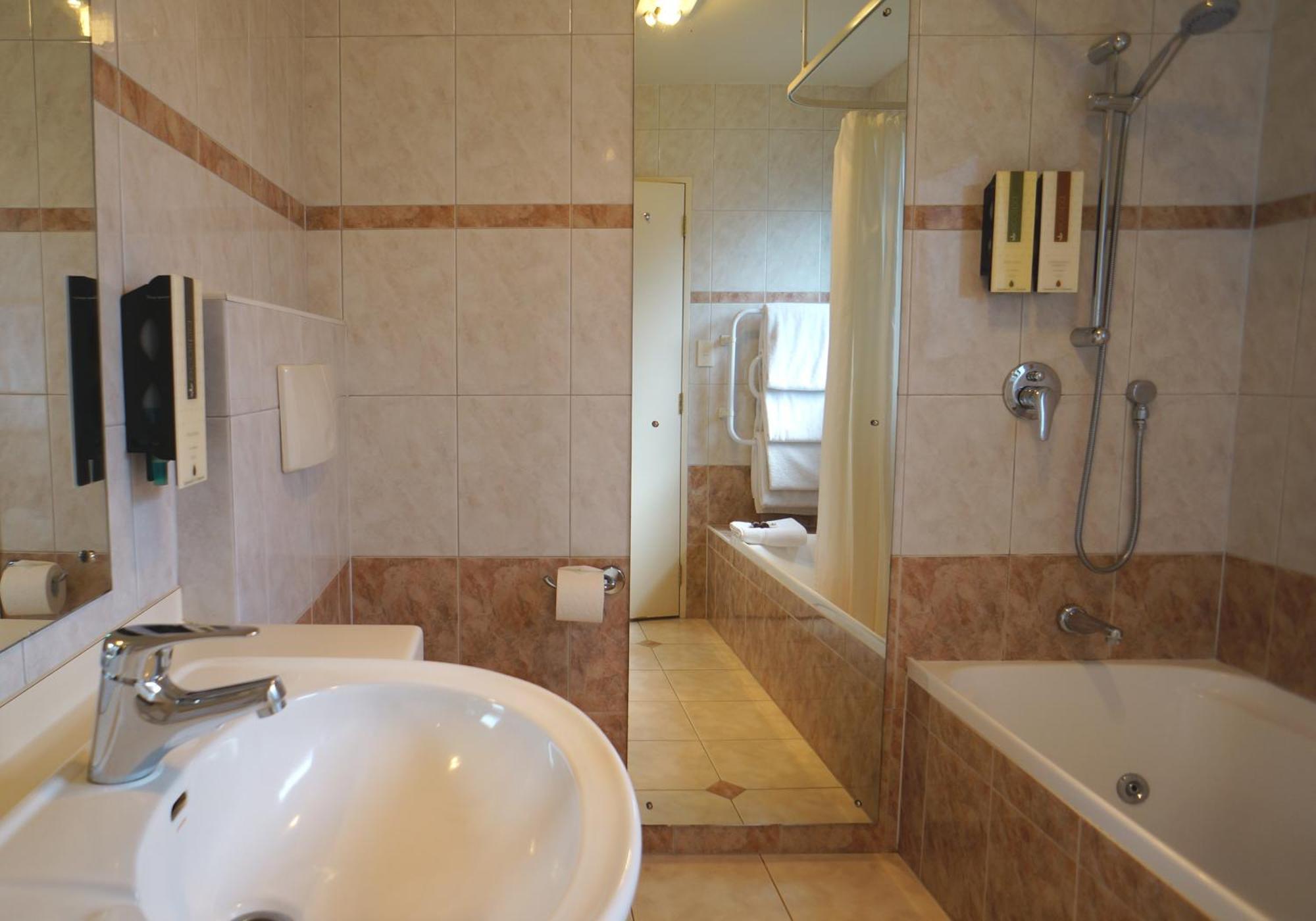 Studio with Spa Bath