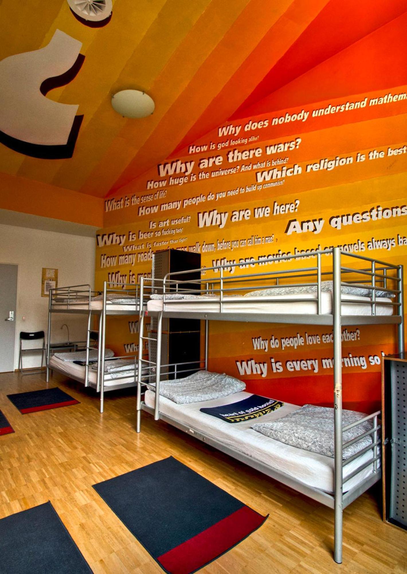 Bed 6-Bed Dorm