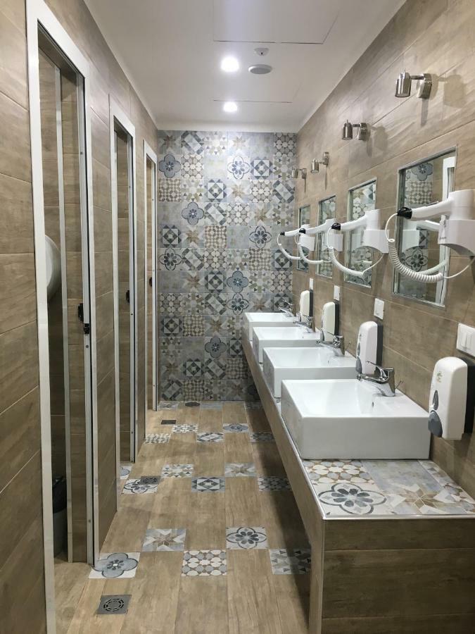 Posto Letto in Dormitorio Misto con 8 Letti e Bagno Esterno in Comune