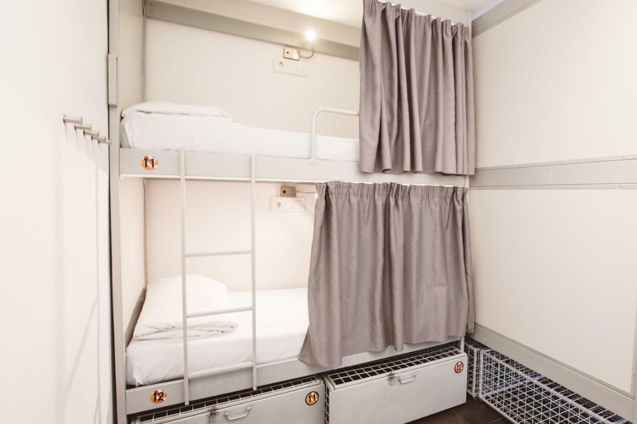 Bed 16-Bed Female Dormitory Room Bathroom
