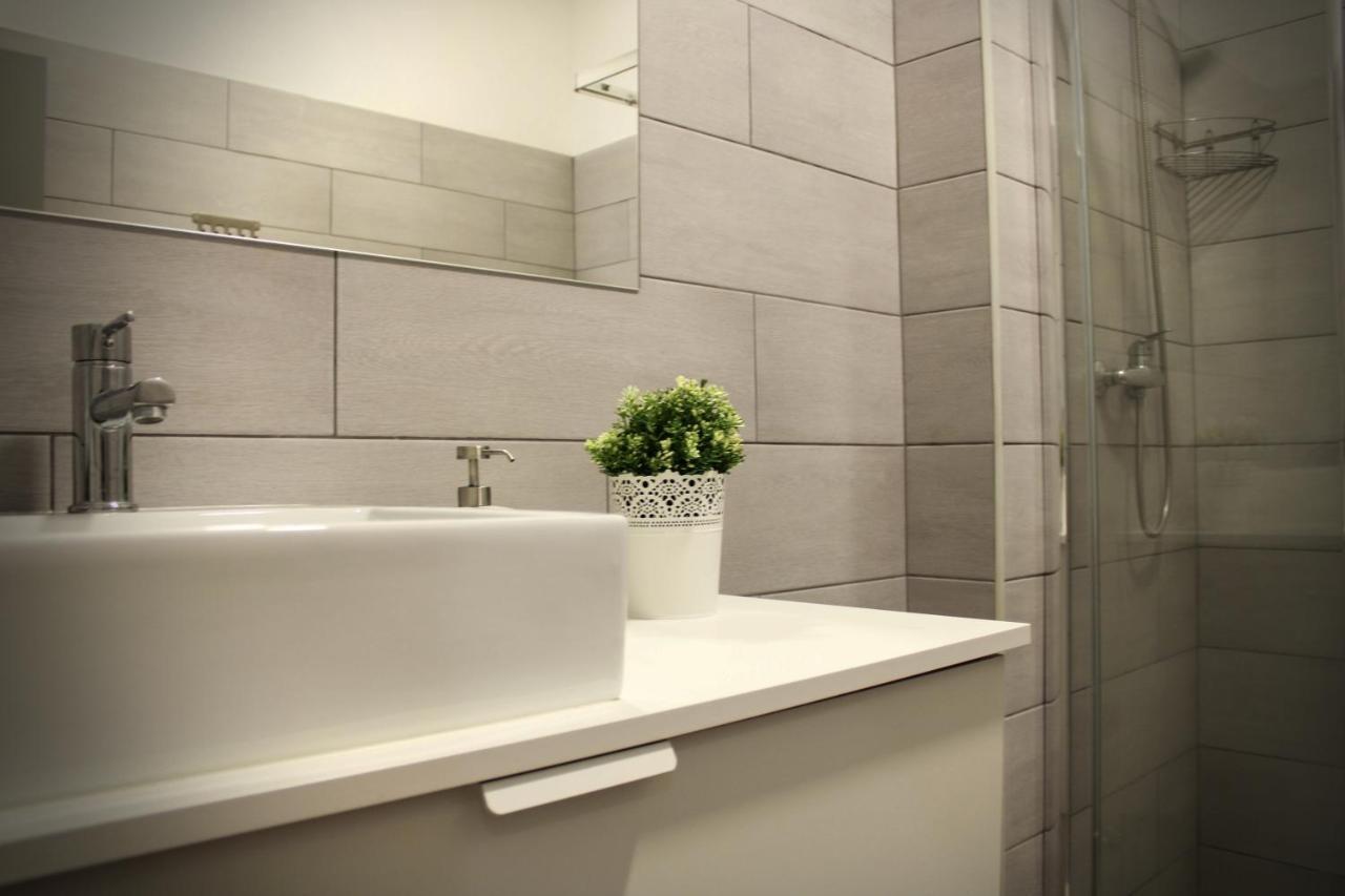 Lit Simple dans Dortoir Mixte