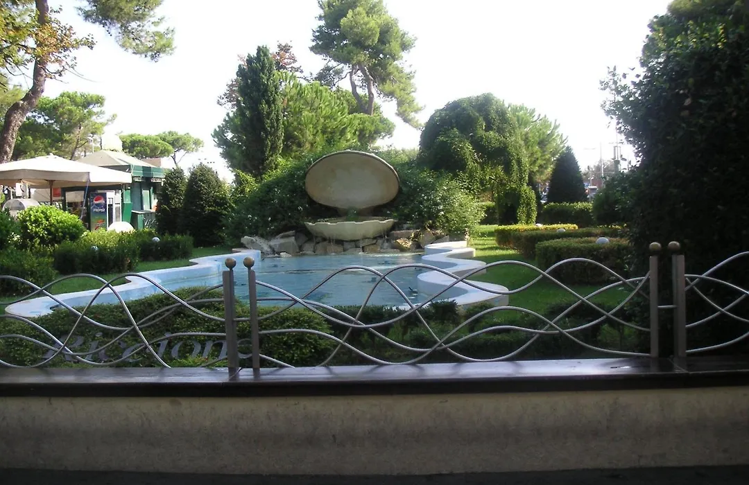 Hotel Canasta-1
