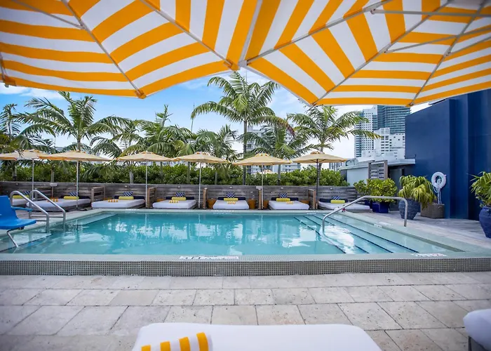 Pet Friendly hotel: Catalina Hotel & Beach Club