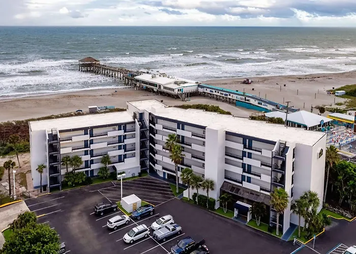 Romantic hotel: La Quinta By Wyndham Cocoa Beach Oceanfront