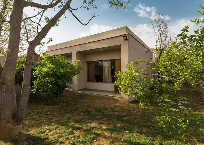 Stayvista The Owl House: Hillside Villa with Terrace and Lawn