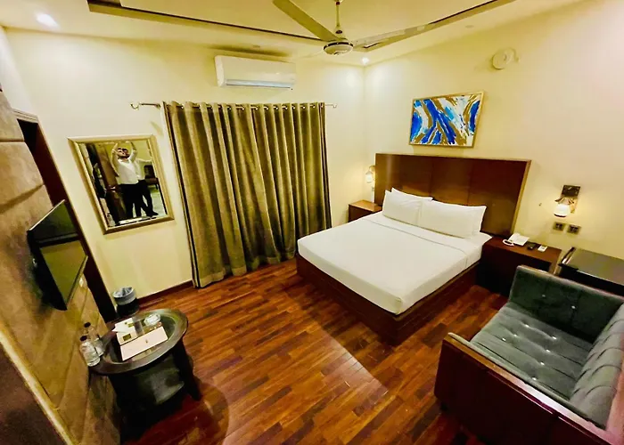 Hotels With Four Stars Shelton'S Rezidor Gulberg Lahore