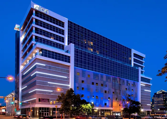 Hotel with pool: Aloft Buffalo Downtown