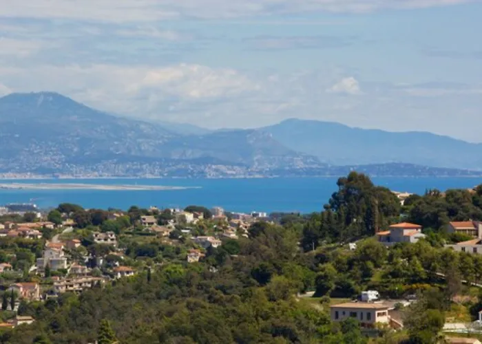 Le Port D'attache