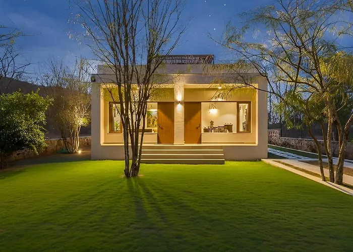 Stayvista The Owl House: Hillside Villa with Terrace and Lawn