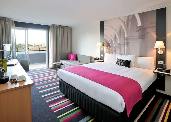 Central hotel: Mercure Melbourne Treasury Gardens